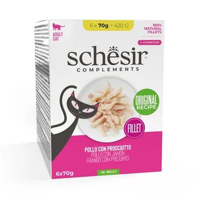Schesir Complements pour chat adulte, 6 x 70 g, filet de poulet avec jambon, 100 % natural fillets, original recipe, in jelly, + hydration, visuel du produit sur l’emballage.