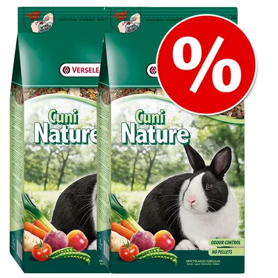To poser Versele-Laga Cuni Nature kaninfoder med billede af sort-hvid kanin, grøntsager og frugt på emballagen. Tekst: Odour Control, No Pellets. Rød procent-tegn badge øverst.
