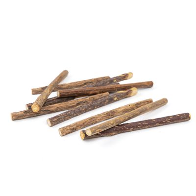 Mehrere braune Kaustäbchen aus Holz auf weißem Hintergrund, geeignet als Kauspielzeug für Haustiere.