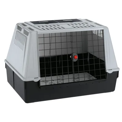 Transportadora para animais com base preta em plástico, topo cinzento e porta de grade metálica com fecho vermelho visível.
