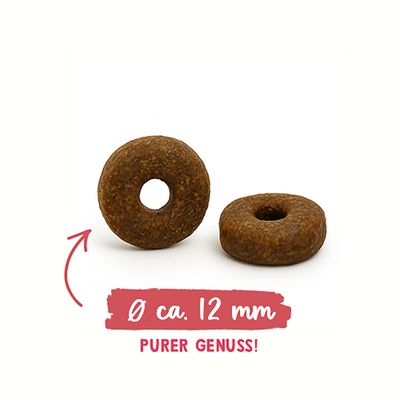 Zwei runde Snacks mit Loch, Durchmesser ca. 12 mm, Text: PURER GENUSS!