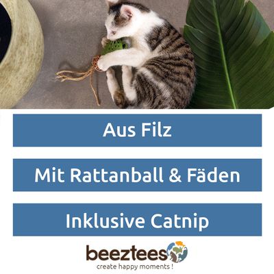 Beeztees Katzenspielzeug aus Filz, mit Rattanball und Fäden, inklusive Catnip. Katze spielt mit grünem Spielzeug.