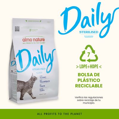 almo nature Daily Sterilised con atún, envase de plástico reciclable LDPE+HDPE, bolsa con imagen de un gato, indicación sobre las normativas locales de reciclaje.
