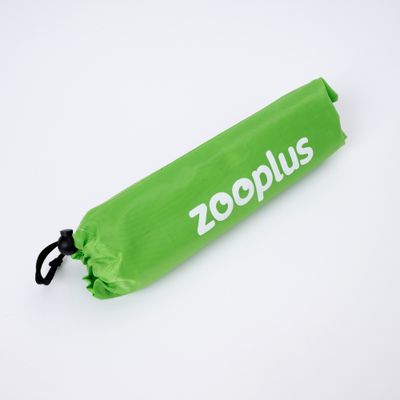 Sac vert avec cordon de serrage et inscription zooplus blanche.