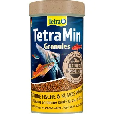 TetraMin Granules visvoer, met tekst: 'with natural ingredients', 'No added preservatives', 'No colorants', 'GESUNDE FISCHE & KLARES WASSER', afbeelding van aquariumvissen op verpakking.