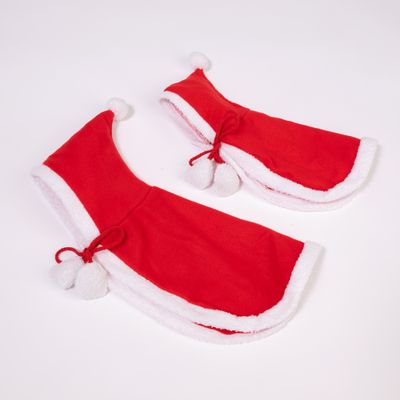 Zwei rote Umhänge mit weißem Plüschrand und Bommel, gebunden mit roter Kordel.