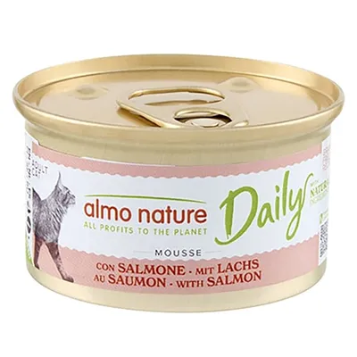 Almo Nature Daily Mousse lazaccal. Konzervdoboz felirattal: 'All profits to the planet'.