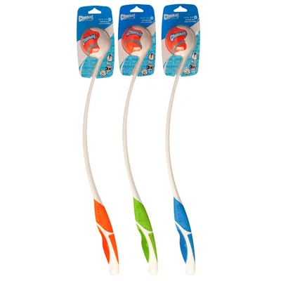 Chuckit! lanciapalle Pro 25M in tre colori: arancione, verde e blu. Adatto per palline medium. La confezione mostra il nome del prodotto e le istruzioni d’uso.