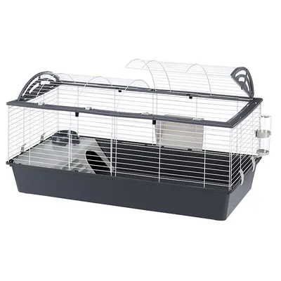Cage pour rongeur avec structure en métal et bac en plastique, équipée d'une maisonnette intérieure, d'une rampe, d'un abreuvoir externe et de deux ouvertures sur le dessus.