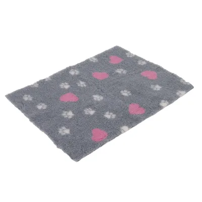 Grijze fleece dierenmat met roze harten en witte pootafdrukken, rechthoekig van vorm. Grijze fleece dierenmat met roze harten en witte pootafdrukken, rechthoekig van vorm.
