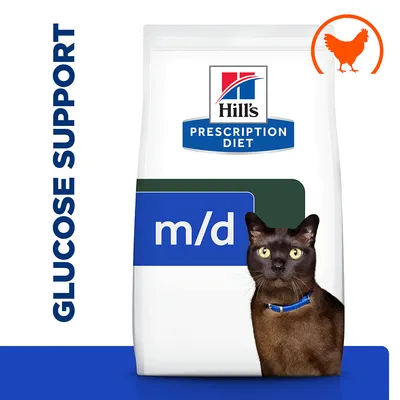 Hill's Prescription Diet m/d kattefoder, tekst 'GLUCOSE SUPPORT', billede af sort kat og orange kyllingesymbol synligt på emballagen.