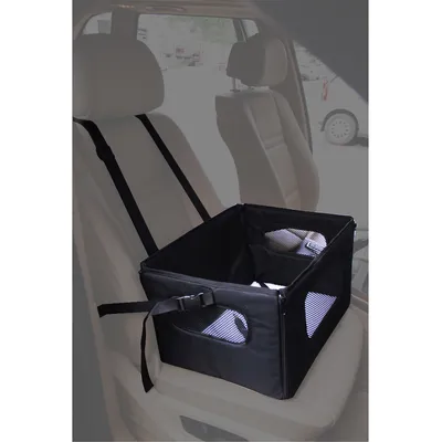 Siège auto noir pour animal, fixé sur le siège passager avec sangles et attaches, panneaux latéraux en maille visibles, intérieur vide, matériau tissu synthétique.