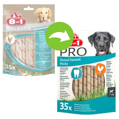 Două ambalaje 8in1 Delights/Pro Dental Twisted Sticks, 35 bucăți, cu carne de pui vizibilă și pictograme pentru dinți și pui. Săgeată verde indică schimbarea ambalajului.