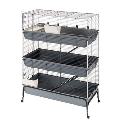 Dreistöckiger Käfig mit Metall-Gitterwänden, grauen Kunststoffböden und Rampen. Integrierte Futterstation und Rollen für Mobilität.