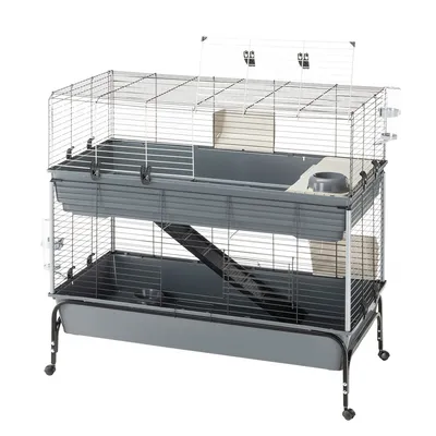 Cage à deux niveaux en métal et plastique gris, avec rampe intérieure, abreuvoir, gamelle intégrée, bac inférieur profond et structure sur roulettes.