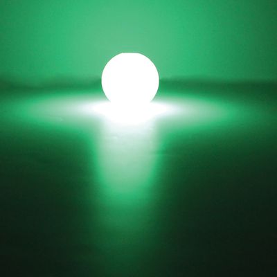 Στρογγυλό αντικείμενο που εκπέμπει έντονο πράσινο φως σε σκοτεινό φόντο. Δεν εμφανίζονται ορατά λογότυπα ή κείμενο.