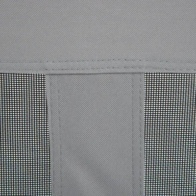 Detailní pohled na šedou tkaninu se síťovou strukturou, vhodnou pro odolné a prodyšné materiály.