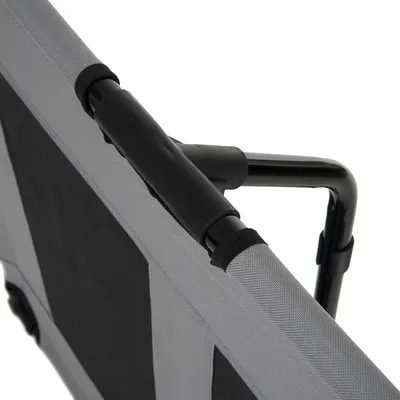 Vista dettagliata di una cornice grigia con rete nera e tubo metallico, adatta per strutture portatili o accessori.