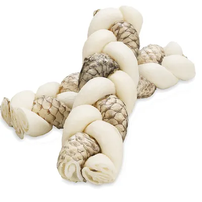 Gevlochten hondensnacks van wit materiaal en visvel, geschikt als beloning of bezigheid voor honden.