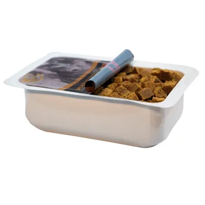 Castron cu cuburi de hrană maro, ambalajul prezintă imaginea unui câine și textul 'Multi Fleisch'.