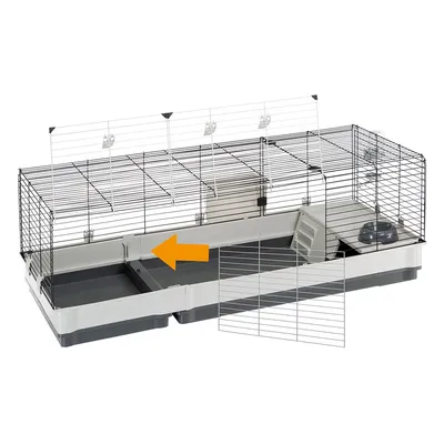 Dierenkooi met metalen tralies, kunststof onderbak en oranje pijl die een verbindingsstuk in het midden van de kooi aanduidt. Rechts zichtbaar: trapje en voerbak.