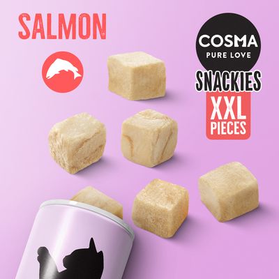 Cosma Pure Love Snackies XXL Pieces, cubes de saumon visibles, texte « SALMON » et illustration de poisson, friandises pour chats en morceaux XXL.