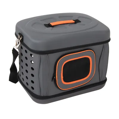 Caisse de transport grise avec poignée orange, sangle d’épaule noire, côtés à trous d’aération et fenêtre en maille zippée bordée d’orange sur le côté.