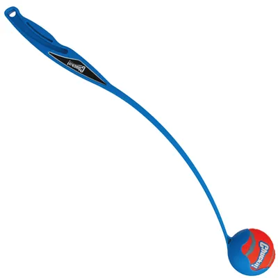 Lance-balle bleu en plastique avec balle de tennis, marque Chuckit! visible sur la poignée et la balle. Balle rouge et bleue incluse.