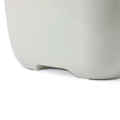 Primo piano di un contenitore in plastica bianca con angoli arrotondati e una rientranza sul fondo.