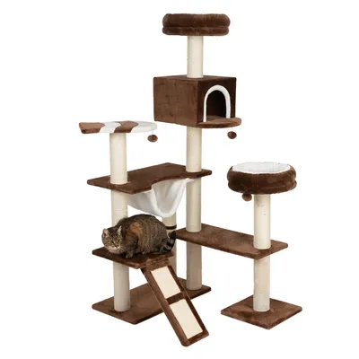 Smeđa penjalica za mačke s više platformi, kućicom, visećom mrežom i rampom od sisala; na donjoj platformi sjedi tigrasta mačka.