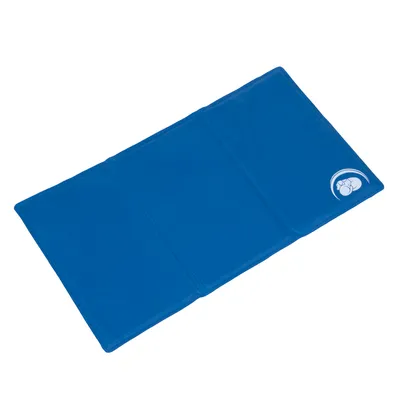 Tappetino refrigerante blu con tre segmenti pieghevoli e logo bianco a forma di zampa nell'angolo.
