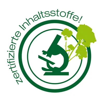 Texte en allemand : zertifizierte Inhaltsstoffe! (ingrédients certifiés) autour d’un microscope vert et de silhouettes de plantes. Texte non traduit, non disponible ailleurs.
