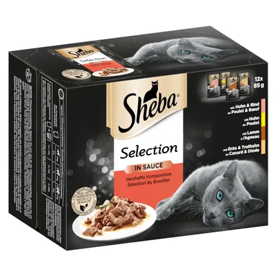 Sheba Selection in Sauce kattefoder, 12 x 85 g. Synlig tekst: mit Huhn & Rind, mit Huhn, mit Lamm, mit Ente & Truthahn. Billede af grå kat og tallerken med foder i sauce.
