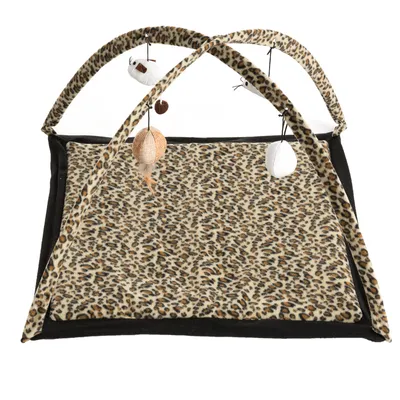 Tappetino da gioco con motivo leopardato, due archi incrociati e giocattoli sospesi come palla di stoffa e pendente con piume.