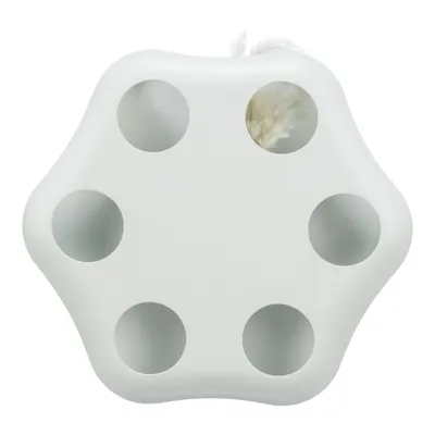 Bílý plastový předmět ve tvaru šestiúhelníku se šesti otvory, v jednom otvoru je viditelný bílý peříčkový prvek. Bílý plastový předmět ve tvaru šestiúhelníku se šesti otvory, v jednom otvoru je viditelný bílý peříčkový prvek.