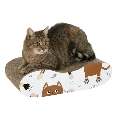Chat tigré allongé sur un griffoir en carton ondulé, base blanche décorée de dessins de chats marron et pattes de chat. Aucun texte visible ni marque apparente. Chat tigré allongé sur un griffoir en carton ondulé, base blanche décorée de dessins de chats marron et pattes de chat. Aucun texte visible ni marque apparente.