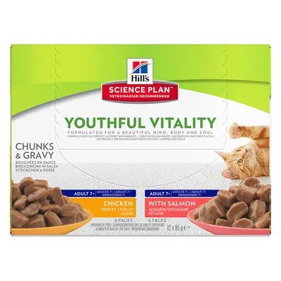 Hill's Science Plan Youthful Vitality Chunks & Gravy para gatos adultos 7+, pack de 6 sobres de pollo y 6 de salmón, 12 x 85 g. Imagen de un gato y comida húmeda en salsa. Hill's Science Plan Youthful Vitality Chunks & Gravy para gatos adultos 7+, pack de 6 sobres de pollo y 6 de salmón, 12 x 85 g. Imagen de un gato y comida húmeda en salsa.
