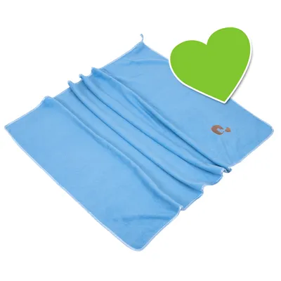 Lichtblauwe doek van stof met geborduurd pootafdrukmotief in de hoek, uitgevouwen op witte achtergrond. Groot groen hartvormig pictogram rechtsboven.
