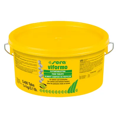 Sera Viformo Futtertabletten, 5.400 tabletta, 1,4 kg/3,1 lb, sárga vödörben. Látható: márkanév, terméknév, mennyiség, többnyelvű feliratok.