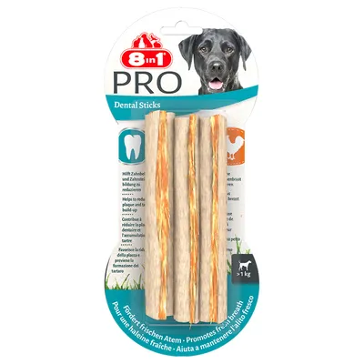 8in1 PRO Dental Sticks -koiran hammastikut, pakkauksessa 4 tikkua. Sopii yli 1 kg painoisille koirille. Näkyvissä hampaan ja kanan kuvakkeet sekä monikielinen tuotekuvaus.