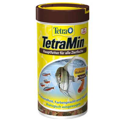 Tetra TetraMin Hauptfutter für alle Zierfische, BioActive + Prebiotic, Für Gesundheit, Farbenpracht und Vitalität, Biologisch ausgewogen. Ambalaj cu pești ornamentali vizibili.
