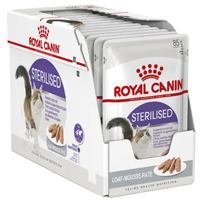 Опаковка с паучове Royal Canin Sterilised 85 г, изображение на котка и надпис Loaf-Mousse-Paté. Видими са няколко индивидуални пауча в кутията.