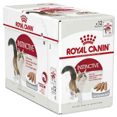 Кутия Royal Canin Instinctive за котки, 12 x 85 г паучове. Видими са изображение на котка и надписи: Adult cats, Loaf-Mousse-Paté.