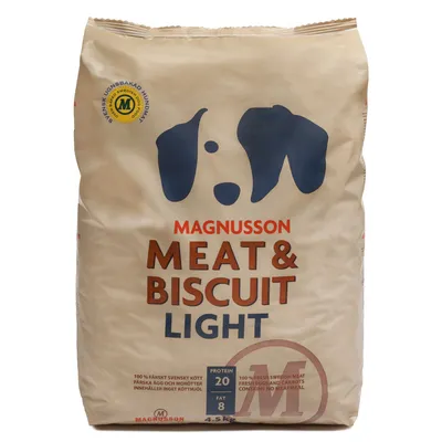 Sacchetto Magnusson Meat & Biscuit Light, proteine 20%, grassi 8%, peso 4,5 kg. Testo in inglese: contiene carne fresca svedese, uova fresche e carote, senza farina di carne.