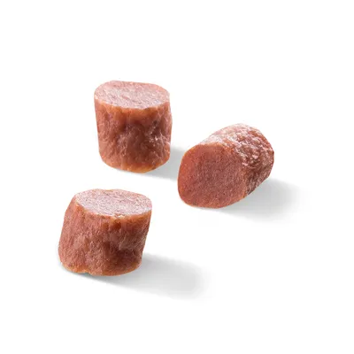 Drei Stücke weicher, fleischfarbener Snack mit glatter Oberfläche, geeignet für die Darstellung von Produkttexturen.
