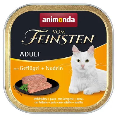 Animonda Vom Feinsten Adult med fjäderfä och pasta. Serveringsförslag: köttbit på svart tallrik, vit katt avbildad.