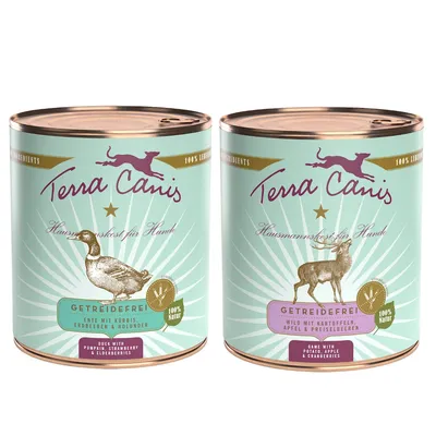 Due lattine di cibo per cani Terra Canis, una con anatra, zucca, fragola e sambuco, l'altra con selvaggina, patate, mela e mirtilli rossi. Testo visibile: 'Getreidefrei', '100% Natur'. Due lattine di cibo per cani Terra Canis, una con anatra, zucca, fragola e sambuco, l'altra con selvaggina, patate, mela e mirtilli rossi. Testo visibile: 'Getreidefrei', '100% Natur'.