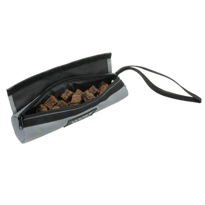Pochette grise en tissu avec fermeture éclair, poignée et compartiment contenant des friandises pour chien en cubes. Marque TWIST visible sur l’étiquette.