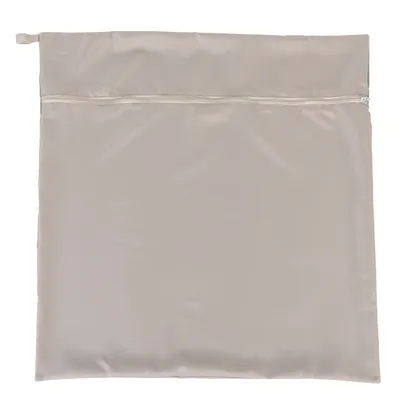 Funda de cojín beige con cremallera de tela lisa, forma cuadrada.