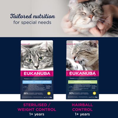 Kaksi Eukanuba-kissanruokapakkausta: Sterilised/Weight Control 1+ years ja Hairball Control 1+ years, molemmat 2 kg. Näkyvissä myös tekstit 'Tailored nutrition for special needs'.